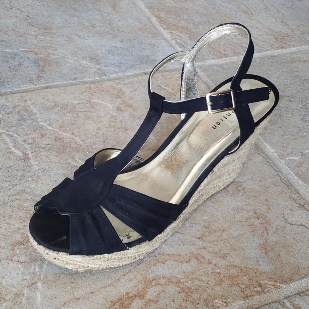 Attention wedge sandals